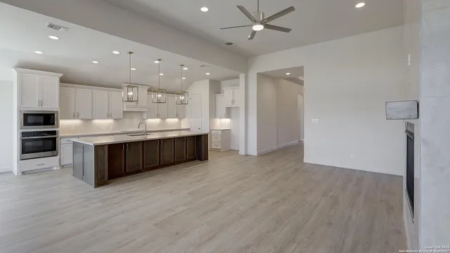 $624,900 | 265 Post Oak, Castroville, TX 78009