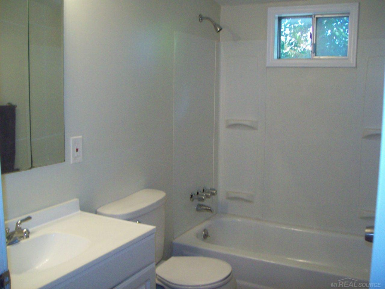 14817 East 10 Mile Road Warren, MI 48089 - Photo 8 of 27 31361424-7.JPG