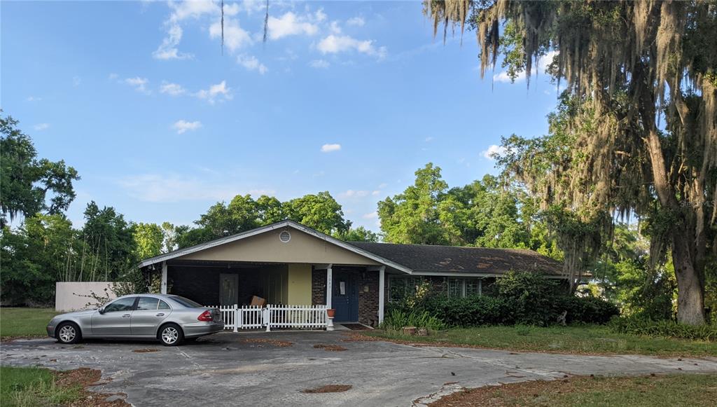 a car parked in front of white house