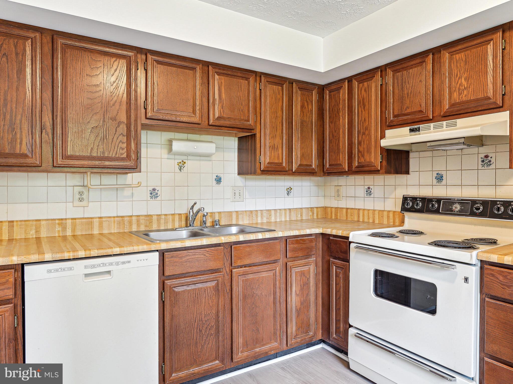 6310 Meeting House Way Alexandria, VA 22312 - Photo 12 of 30 Kitchen
