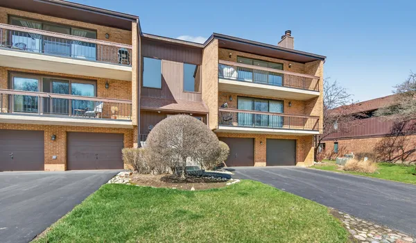 $299,500 | 8150 Brookside Drive, Unit 204, Palos Park, IL 60464
