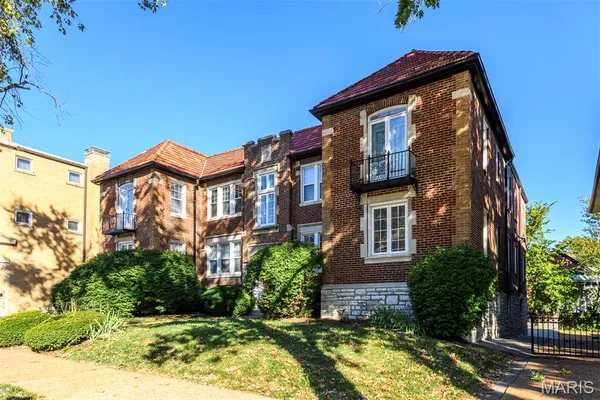 $2,895 | 7331 Forsyth Boulevard, Unit 1E, University City, MO 63105