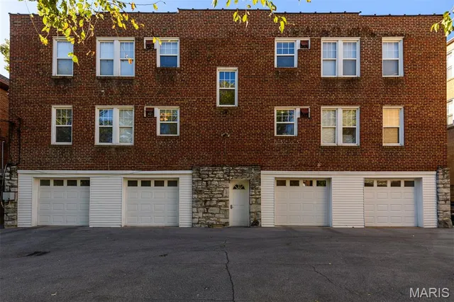 $2,895 | 7331 Forsyth Boulevard, Unit 1E, University City, MO 63105