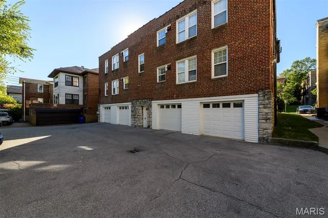 $2,895 | 7331 Forsyth Boulevard, Unit 1E, University City, MO 63105