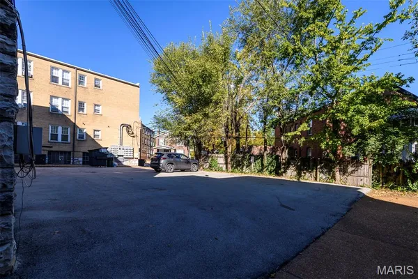 $2,895 | 7331 Forsyth Boulevard, Unit 1E, University City, MO 63105