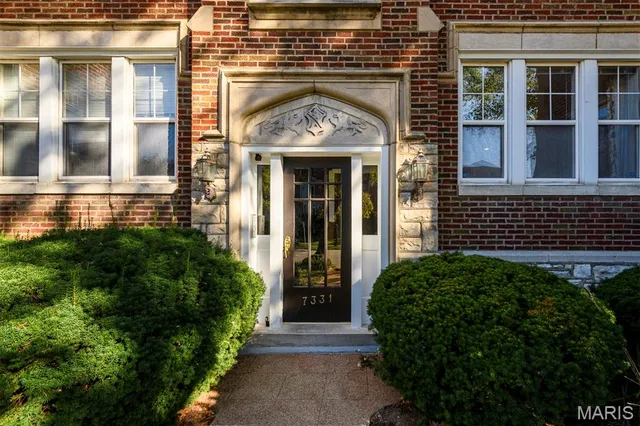 $2,895 | 7331 Forsyth Boulevard, Unit 1E, University City, MO 63105