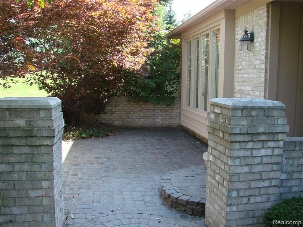 5898 Dawn Ridge Drive, Unit 101 Troy, MI 48098 - Photo 2 of 18 Court Yard