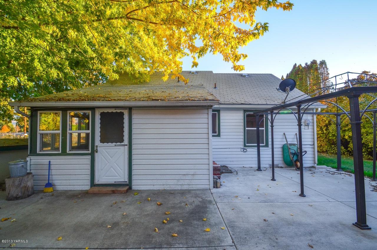 11703 Gilbert Road Yakima, WA 98903 - Photo 11 of 12 a view of a house with a tree