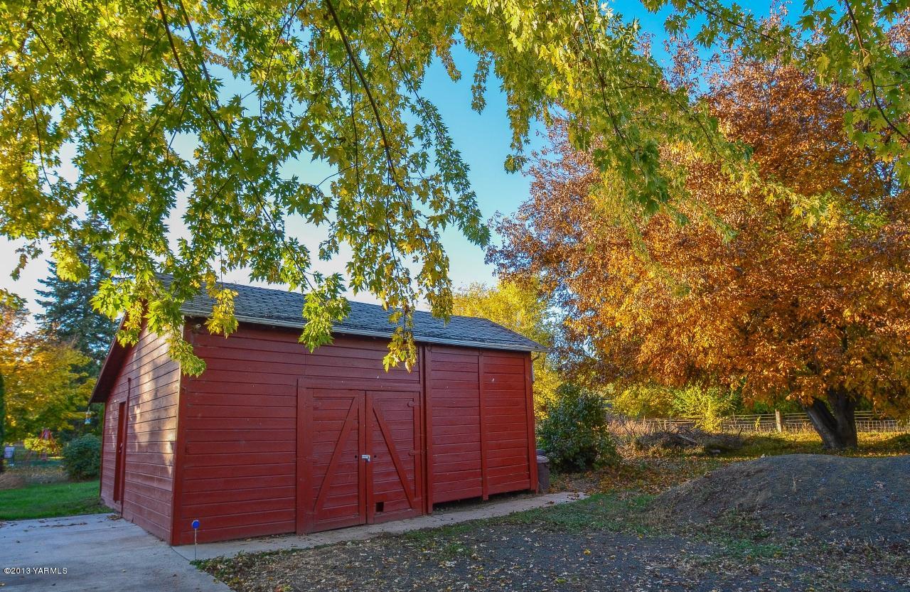 11703 Gilbert Road Yakima, WA 98903 - Photo 12 of 12 a view of a wooden fence and trees