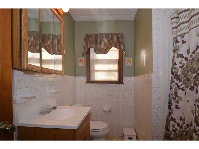 29 Riverdale Road Westerly, RI 02891 - Photo 13 of 25 Bathroom.
