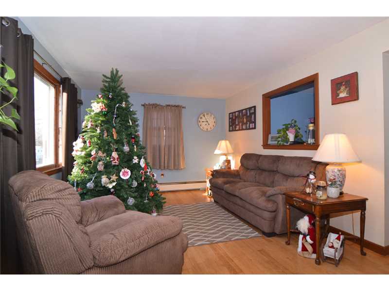 29 Riverdale Road Westerly, RI 02891 - Photo 3 of 25 Living Room.
