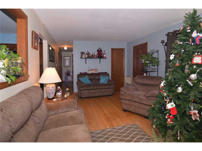 29 Riverdale Road Westerly, RI 02891 - Photo 4 of 25 Living Room.