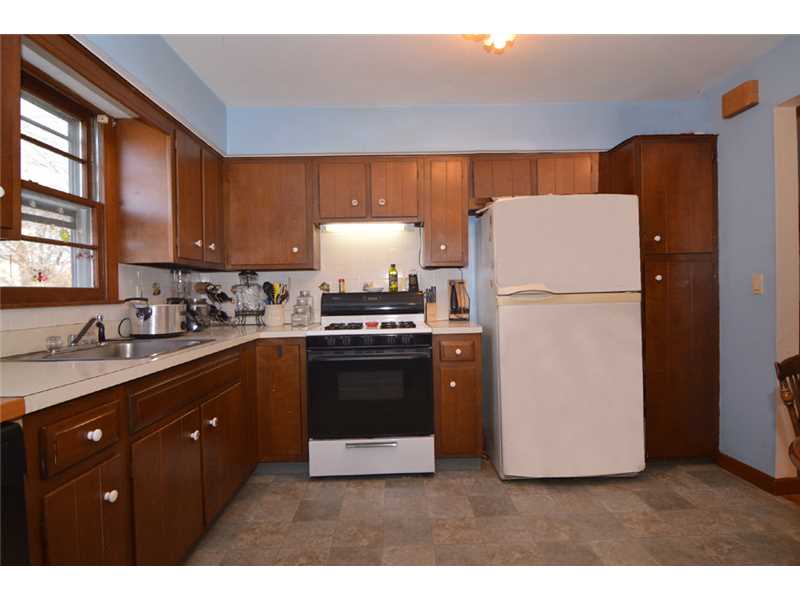 29 Riverdale Road Westerly, RI 02891 - Photo 5 of 25 Kitchen.