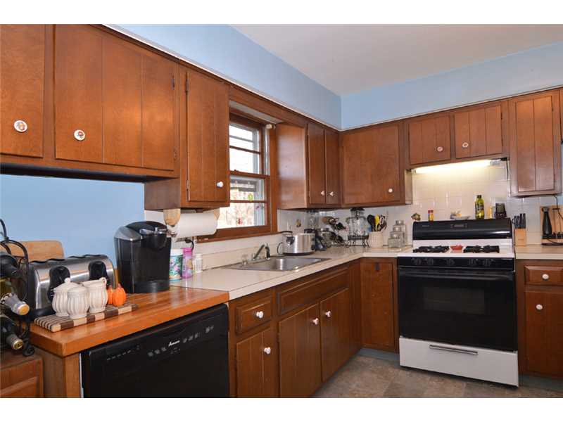 29 Riverdale Road Westerly, RI 02891 - Photo 6 of 25 Kitchen.
