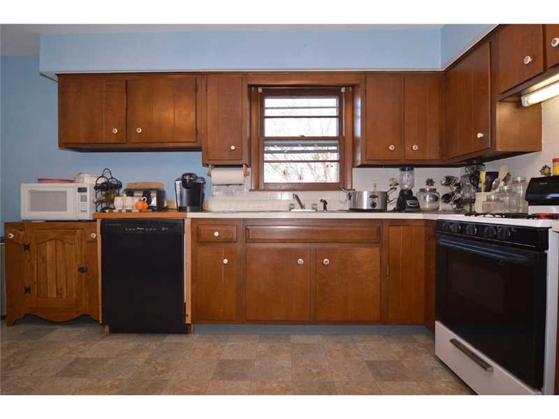 29 Riverdale Road Westerly, RI 02891 - Photo 7 of 25 Kitchen.
