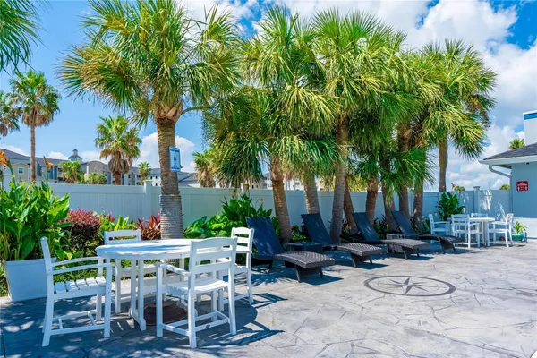 a view of entryway with outdoor area