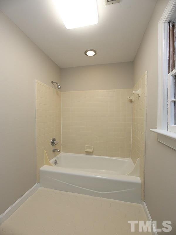 11957 Eagle Cliff Court Raleigh, NC 27613 - Photo 22 of 25 a bathroom with a bathtub