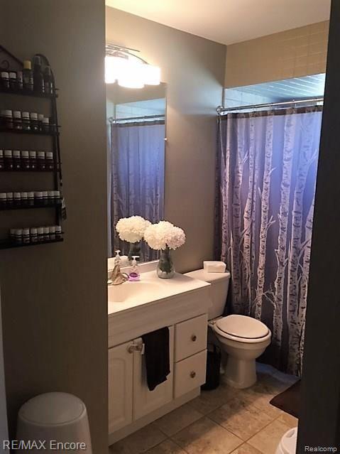 3040 West Cook Road Grand Blanc, MI 48439 - Photo 11 of 15 Full Bathroom.jpg