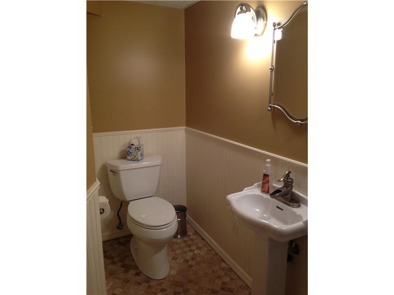 1533 Anderson Road Pittsburgh, PA 15209 - Photo 11 of 13 Full Bath.