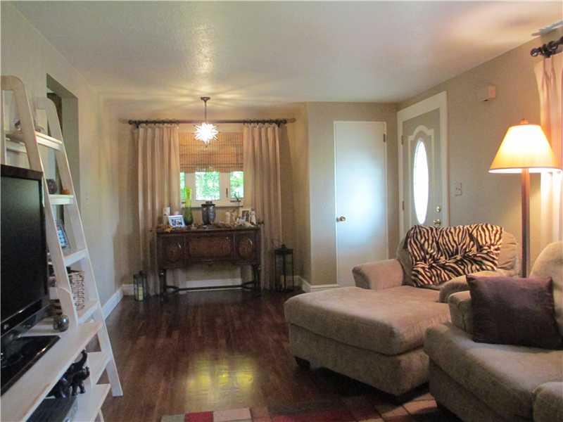 1533 Anderson Road Pittsburgh, PA 15209 - Photo 3 of 13 Living Room.