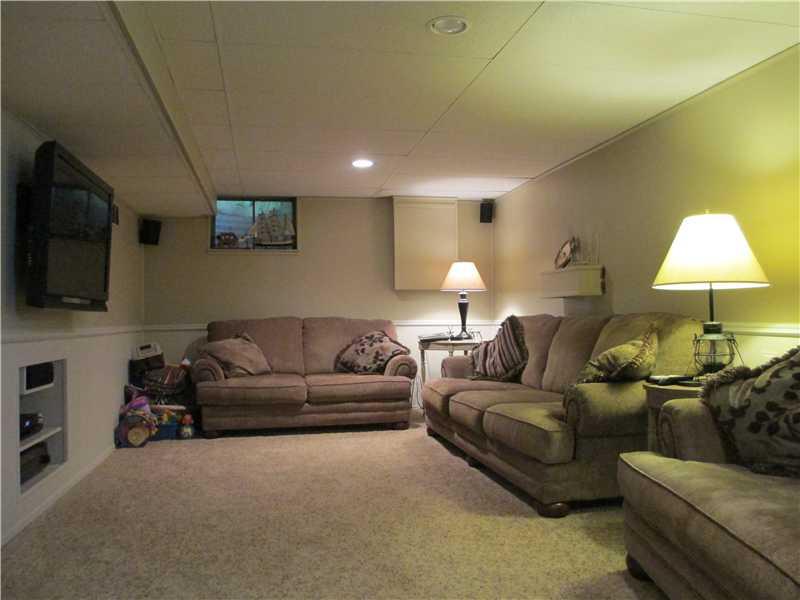 1533 Anderson Road Pittsburgh, PA 15209 - Photo 9 of 13 Family Room.