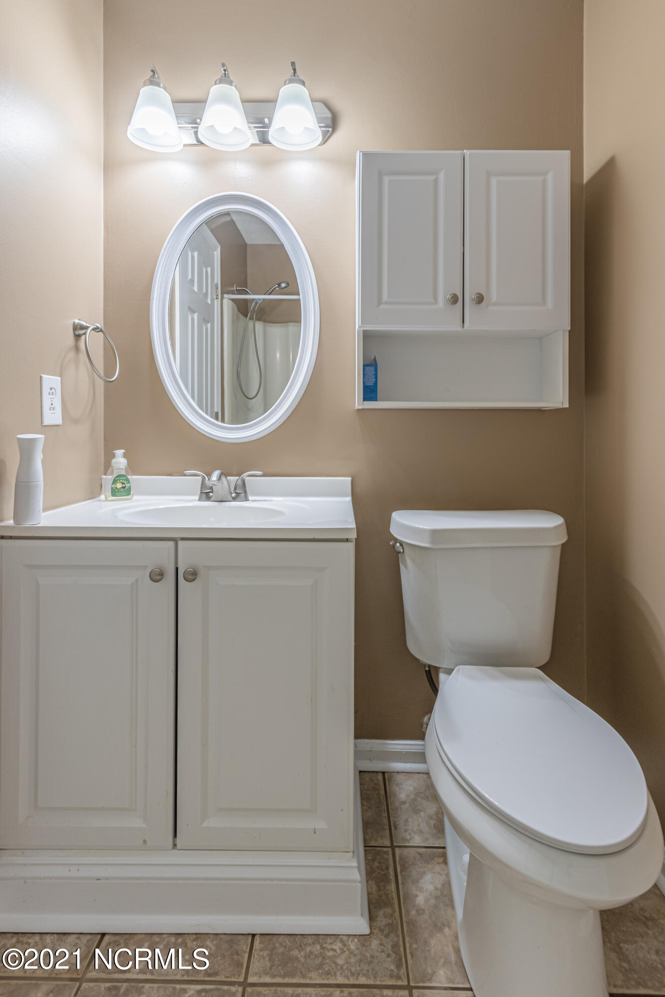 139 Winter Road Jacksonville, NC 28540 - Photo 32 of 52 Hallway bathroom