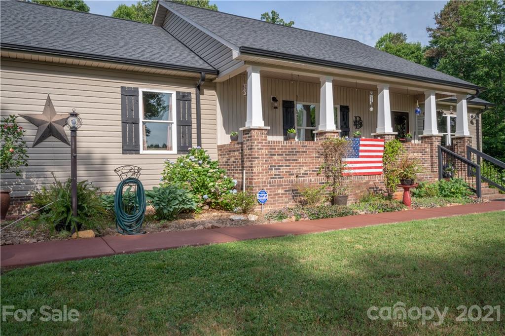 4773 Grigg Road Lincolnton, NC 28092 - Photo 2 of 34 a front view of a house with garden