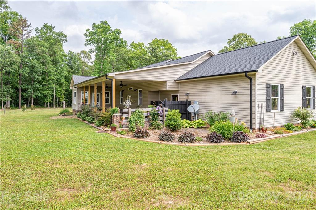 4773 Grigg Road Lincolnton, NC 28092 - Photo 25 of 34 a front view of house with yard and green space