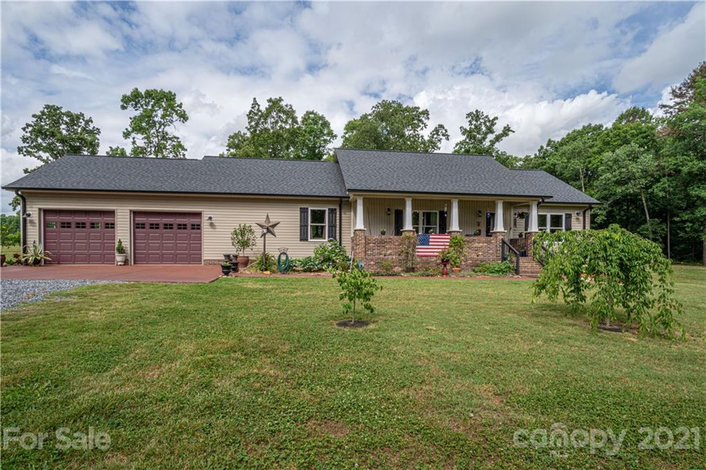 4773 Grigg Road Lincolnton, NC 28092 - Photo 32 of 34 a front view of a house with a garden