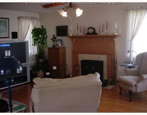 17 Elm Street Winfield, WV 25213 - Photo 2 of 8 Living Room.