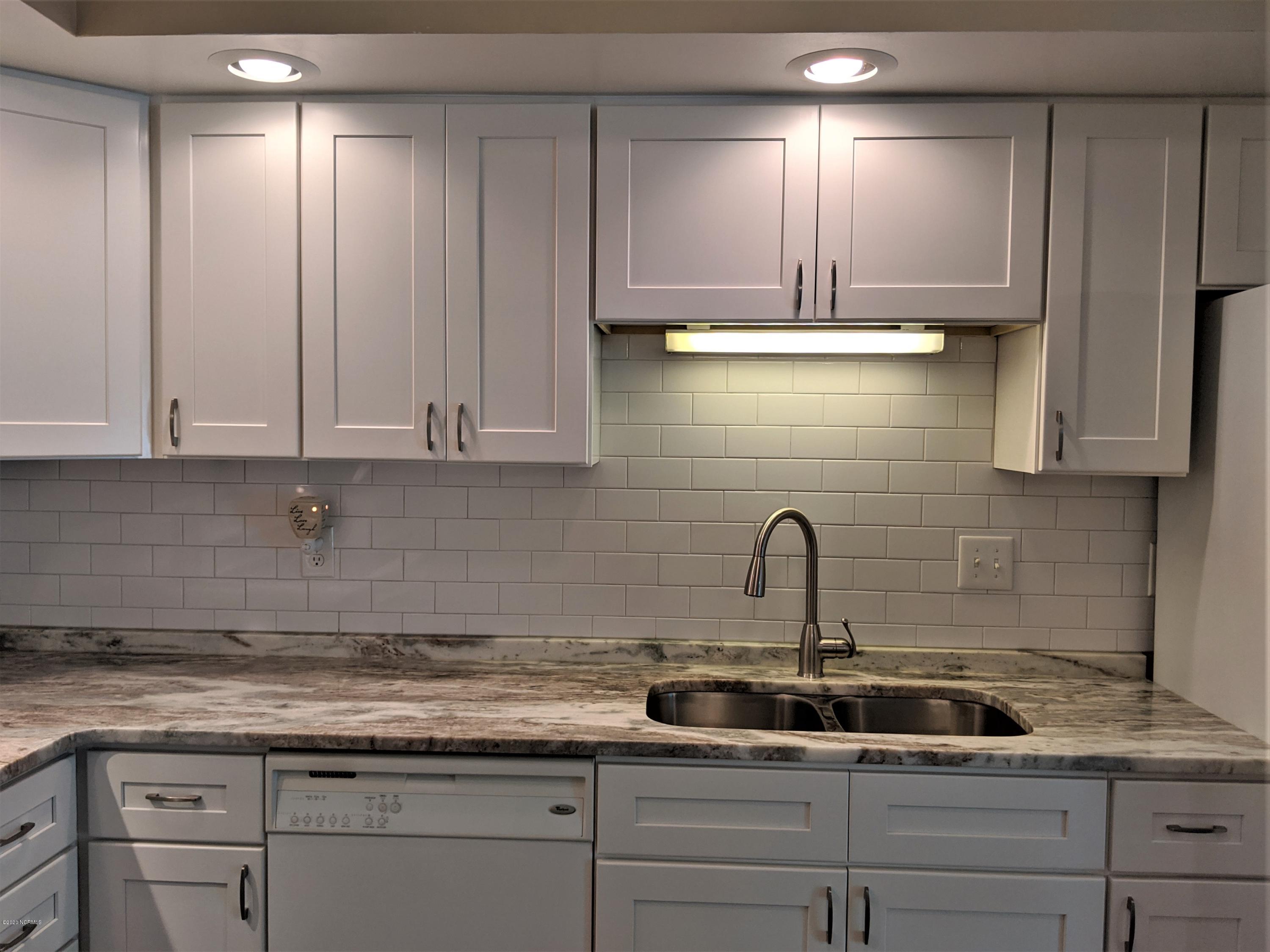521 Cardinal Road Jacksonville, NC 28546 - Photo 14 of 35 Kitchen center