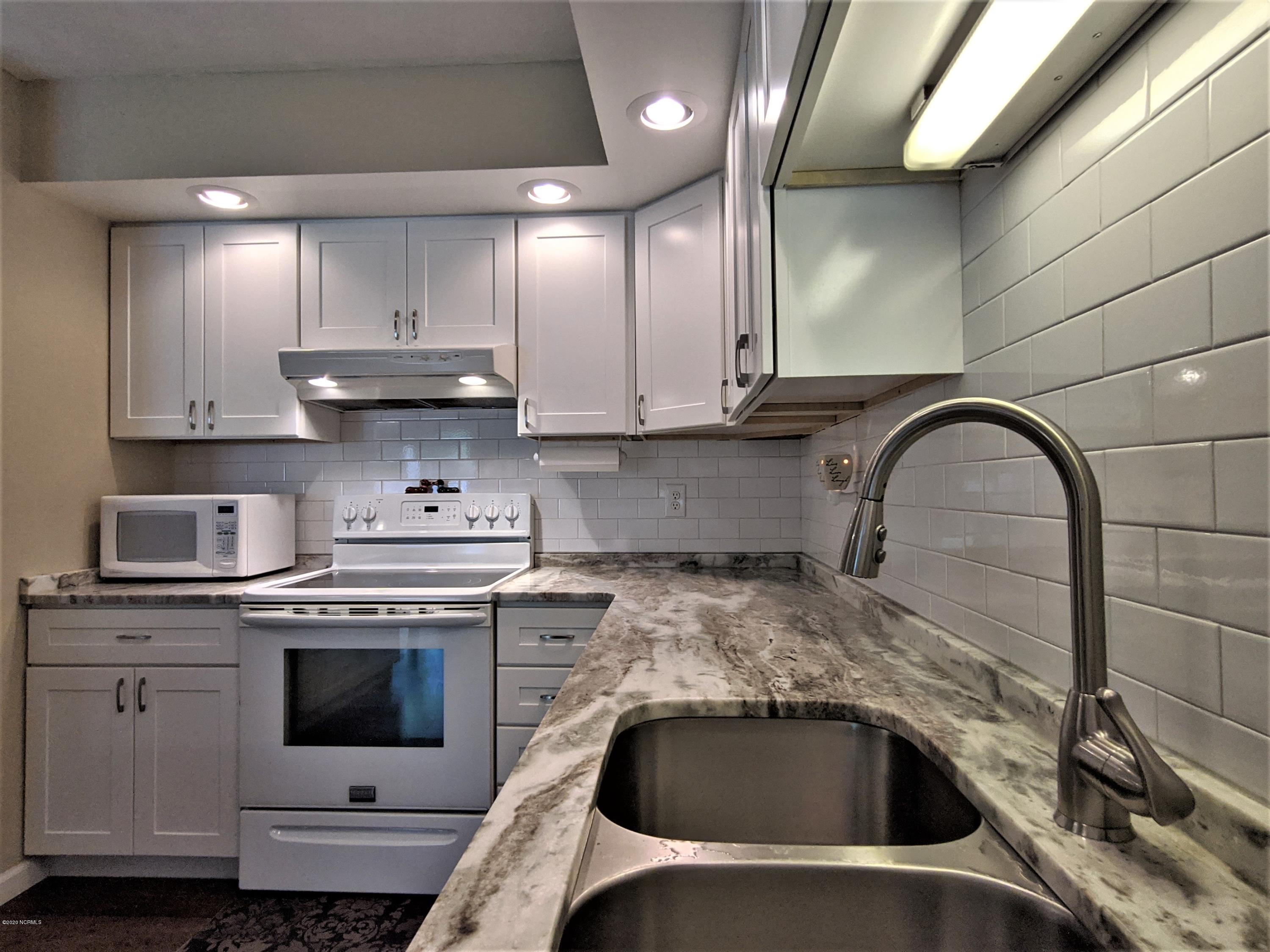 521 Cardinal Road Jacksonville, NC 28546 - Photo 15 of 35 Kitchen 4