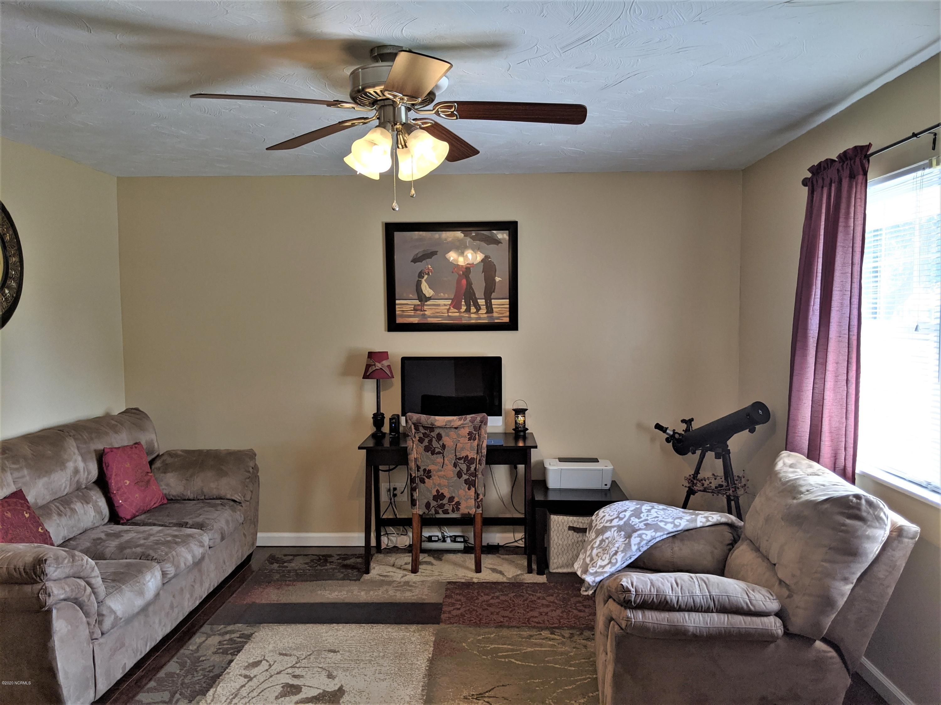 521 Cardinal Road Jacksonville, NC 28546 - Photo 10 of 35 Living room