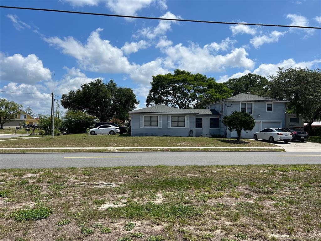 a view of a house with a yard