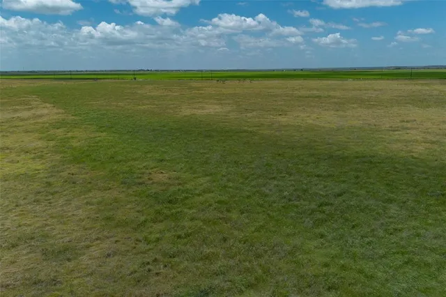 a outdoor space with lots of green space and mountain view