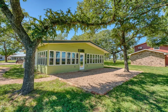 a view of yard with tree