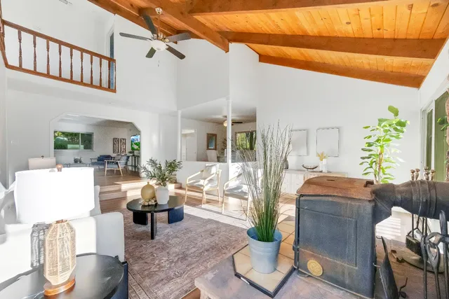 a view of entryway and kitchen