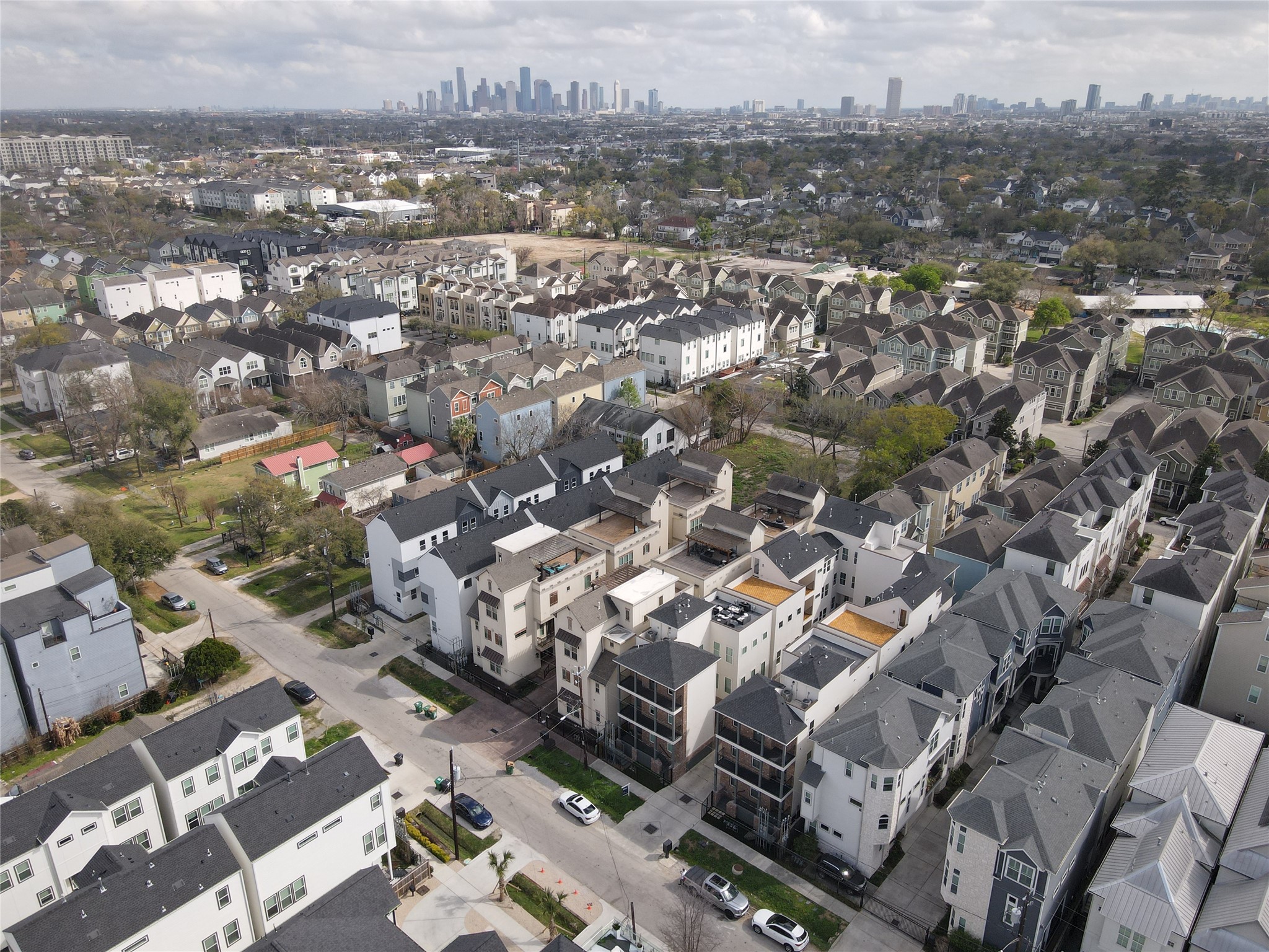 1140 West 16th Street Houston, TX 77008 - Photo 5 of 23 an aerial view of a city