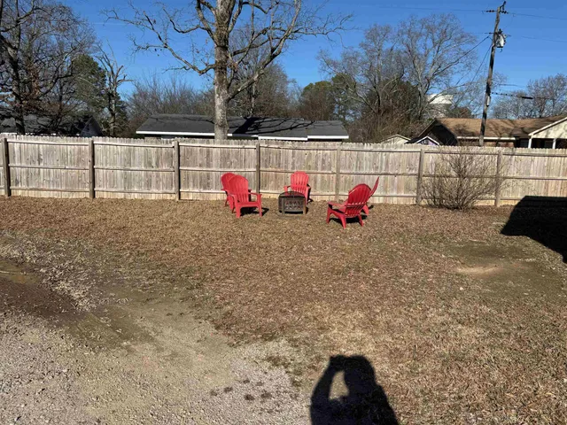 a view of a backyard