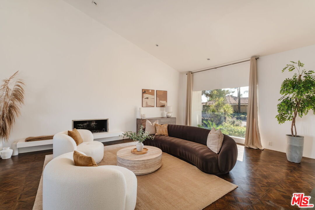 2028 Stradella Road Los Angeles, CA 90077 - Photo 5 of 36