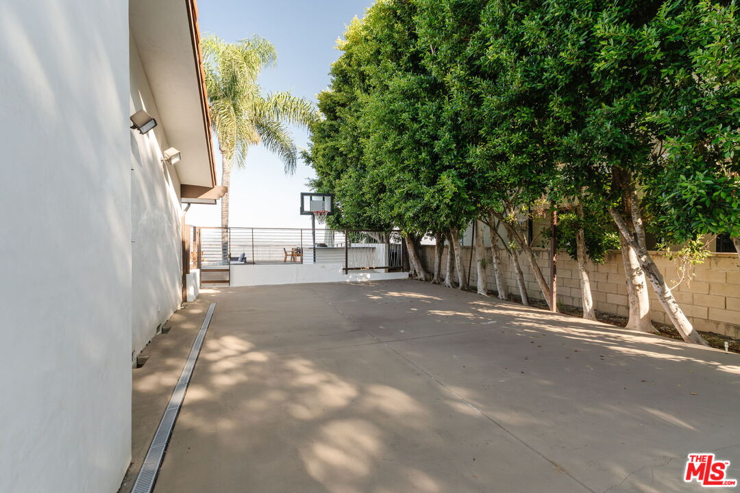 2028 Stradella Road Los Angeles, CA 90077 - Photo 10 of 36