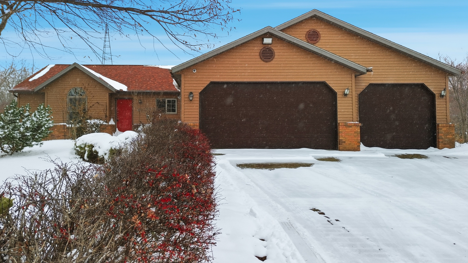a front view of house with yard