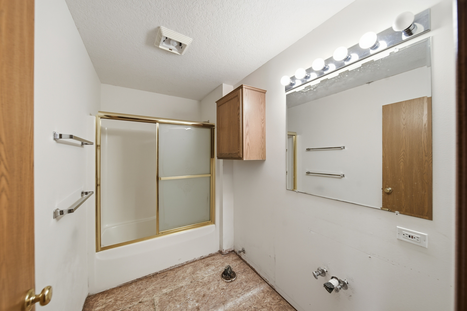 678 Pheasant Run Dixon, IL 61021 - Photo 13 of 29 a bathroom with a shower and a sink