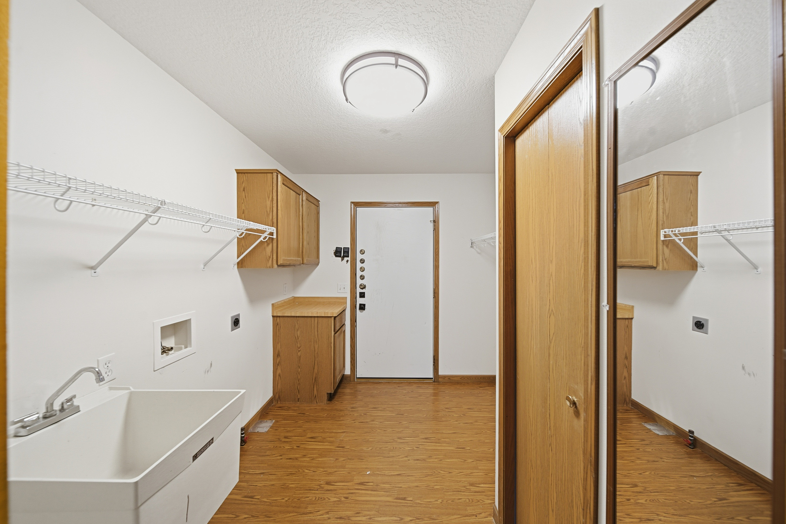 678 Pheasant Run Dixon, IL 61021 - Photo 16 of 29 a bathroom with a tub sink and mirror