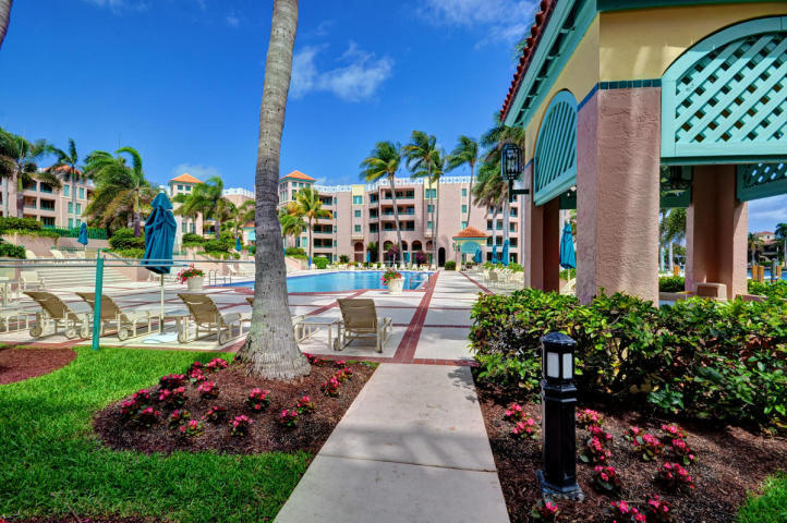 140 Southeast 5th Avenue, Unit 345 Boca Raton, FL 33432 - Photo 29 of 38 Pool & Lounge Chair Area