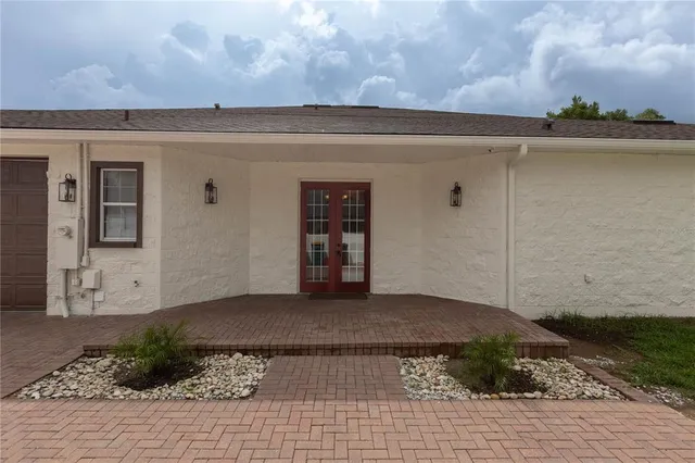 a view of a backyard