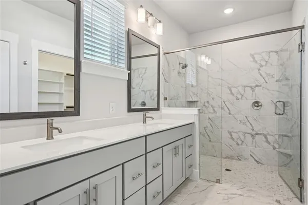 an aerial view of a tennis ground