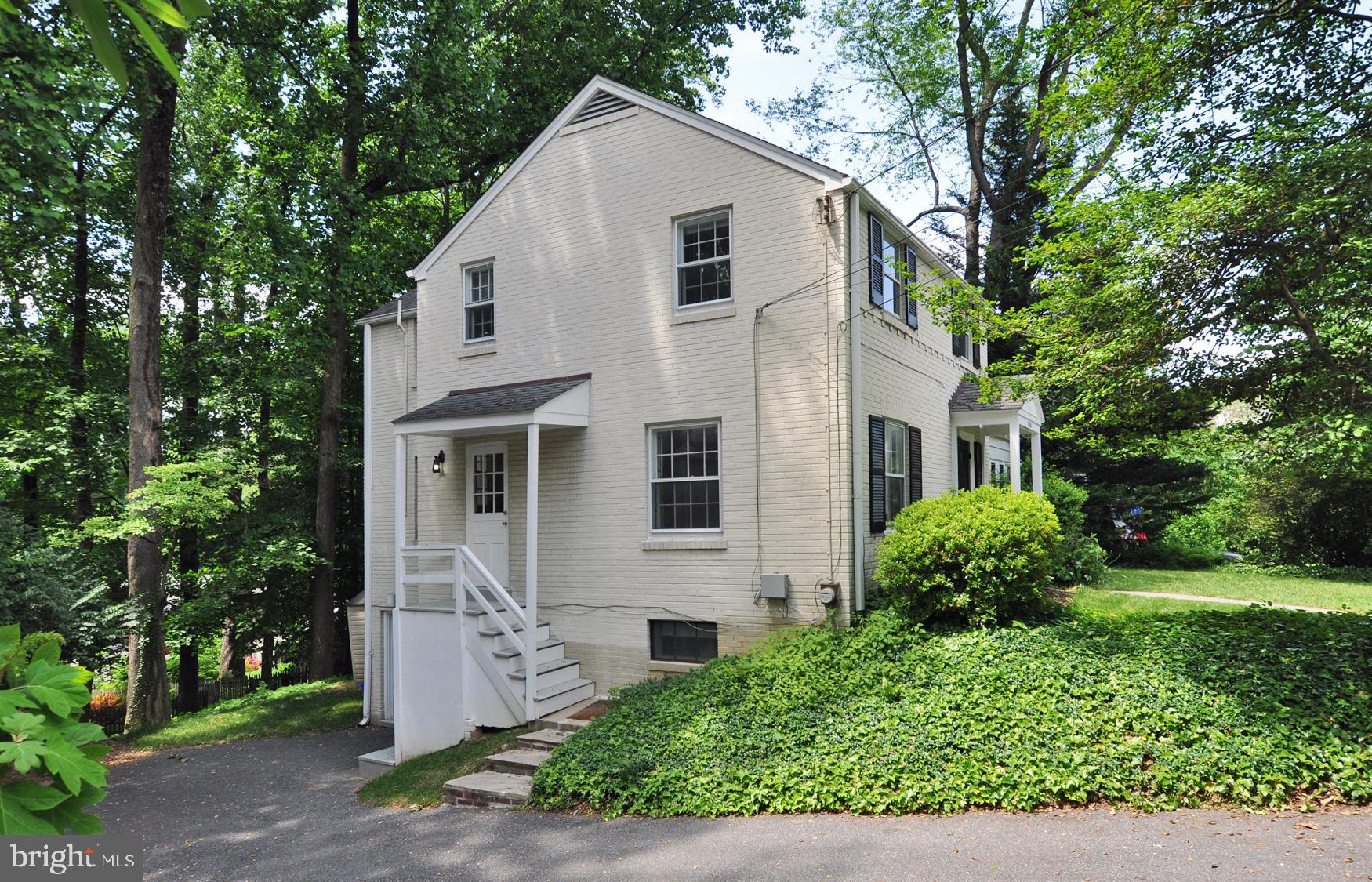 5910 Cobalt Road Bethesda, MD 20816 - Photo 3 of 35 Side view with Kitchen door