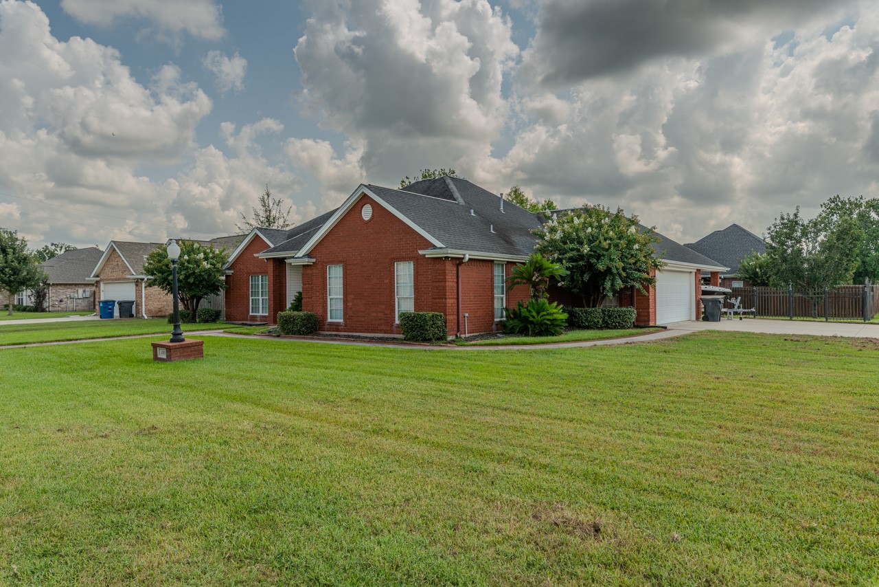 193 Donald Street Bridge City, TX 77611 - Photo 3 of 34