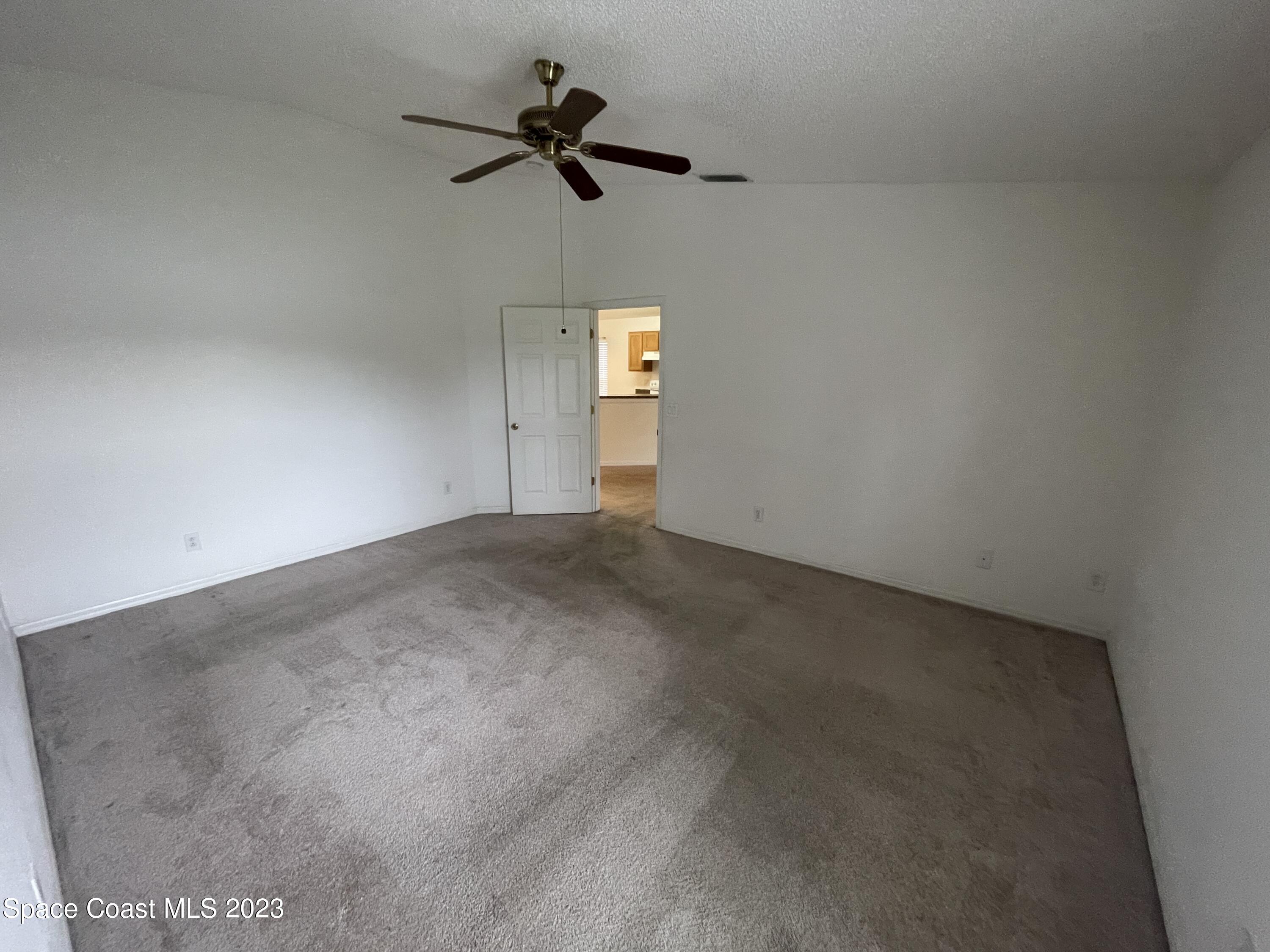 527 Melanie Circle Melbourne, FL 32901 - Photo 10 of 18 a view of a ceiling fan with a ceiling fan